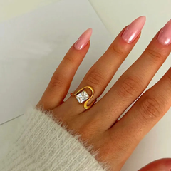 LIRA Inel Statement - Design Fluid cu Piatră Zirconia Pătrată